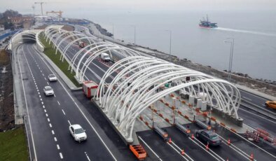 Avrasya Tüneli’nde otomobil yangını! Giriş çıkışlar kapatıldı