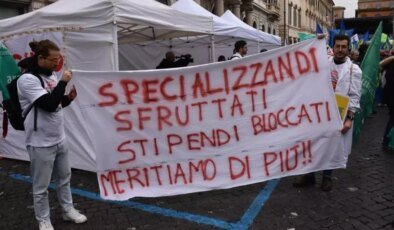 İtalya’da sağlık çalışanları, yetersiz maaş ve kötü çalışma koşullarını protesto etmek için greve gitti
