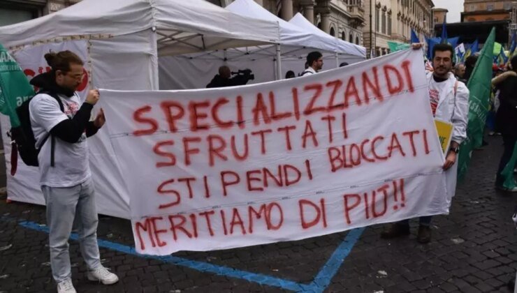 İtalya’da sağlık çalışanları, yetersiz maaş ve kötü çalışma koşullarını protesto etmek için greve gitti