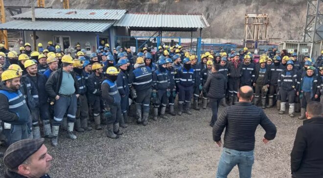 TÜRK-İŞ yönetimi, kendilerini yerin altına kapatan madencilerin dayanışma eylemine katıldı